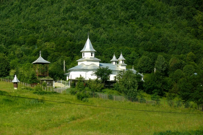Munții Cindrelului văzuți din mănăstire